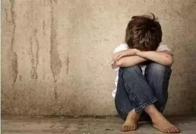 活泼爱笑成绩好 男孩因“天才病”被11所学校退学