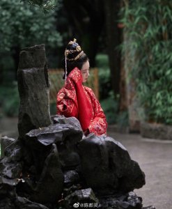 陈都灵晒古装凤冠霞帔婚服造型 网友:隔着屏幕我都想跟你结婚了