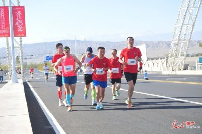 嘉峪关长城马拉松鸣枪开跑