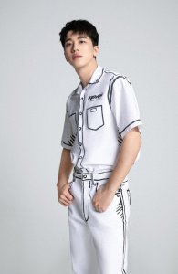 许魏洲 简约帅气写真图片