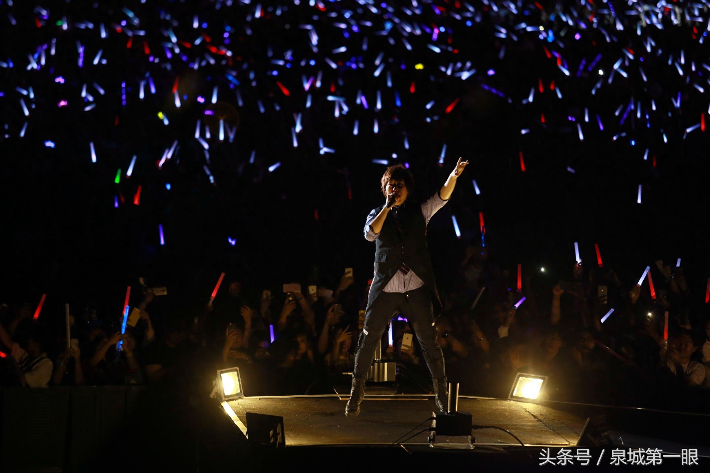 五月天来济南开演唱会 万名歌迷荧光棒点亮全场