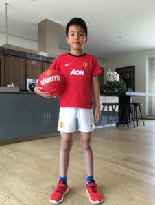 ​王中磊儿子王元也骑马打球一样不落，顺便还参加了姐姐的毕业典礼
