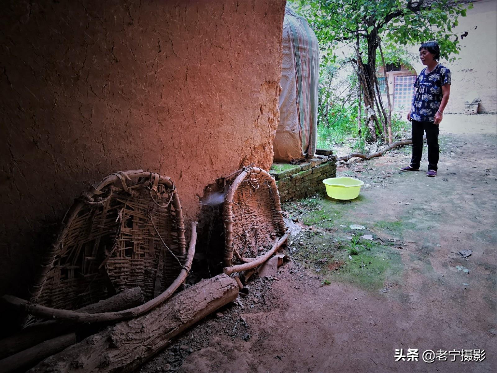 三伏天地坑院里话伏耕，留之无用弃之可惜，几件旧农具触发乡愁