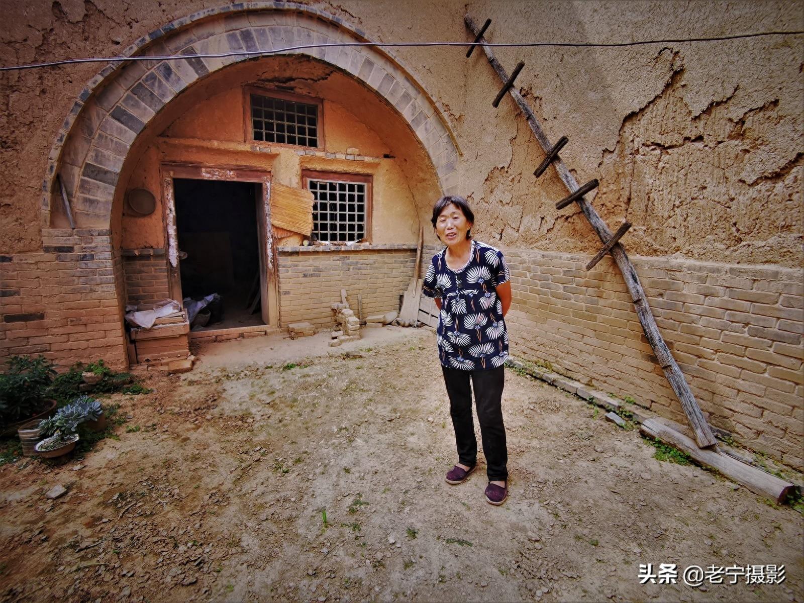 三伏天地坑院里话伏耕，留之无用弃之可惜，几件旧农具触发乡愁