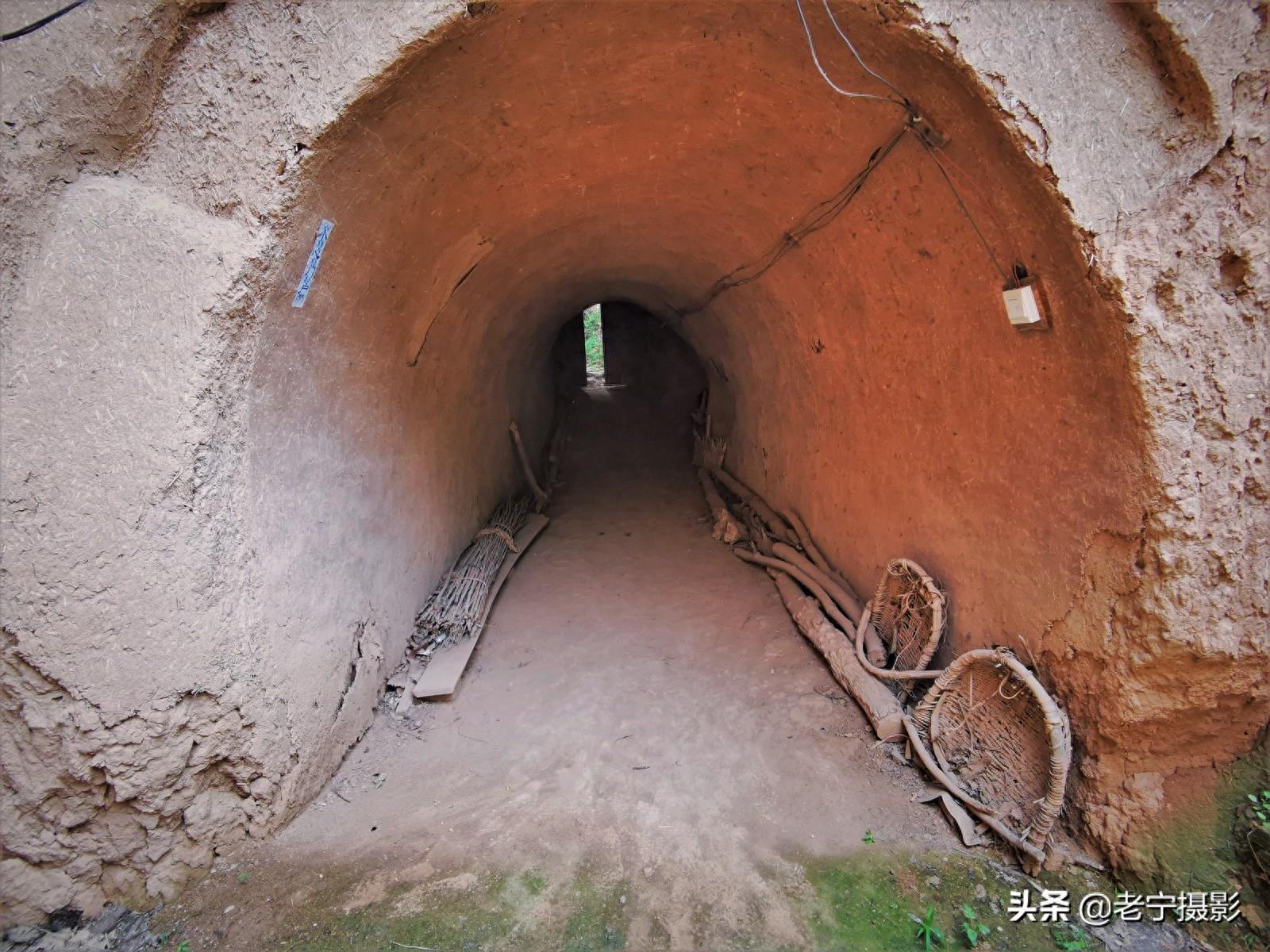 三伏天地坑院里话伏耕，留之无用弃之可惜，几件旧农具触发乡愁