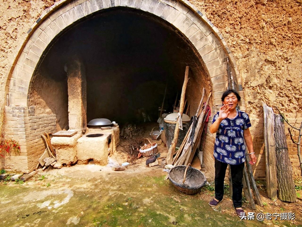 三伏天地坑院里话伏耕，留之无用弃之可惜，几件旧农具触发乡愁