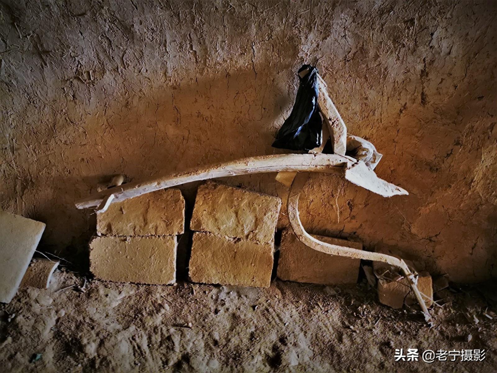 三伏天地坑院里话伏耕，留之无用弃之可惜，几件旧农具触发乡愁