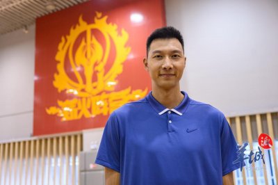 ​易建联：获得全国五一劳动奖章，是新的开始