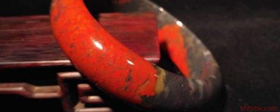 ​鸡血玉手镯对女性有哪些作用 鸡血玉手镯对身体好吗