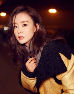 ​可以说周奇奇的气质“百搭”了！早期拍写真的她，真是美极了！