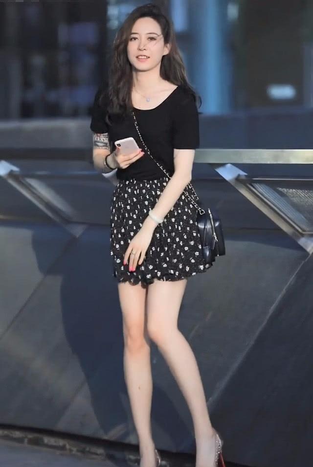 花臂女神表面乖巧,却悄悄带火了这种有点叛逆的“蒜蓉鞋”,潮