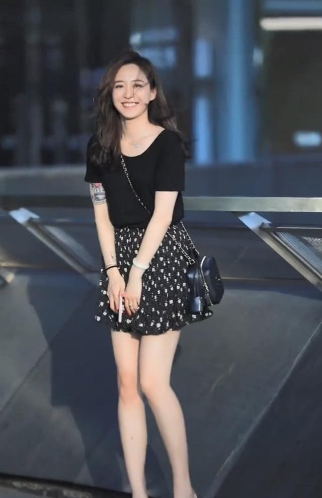 花臂女神表面乖巧,却悄悄带火了这种有点叛逆的“蒜蓉鞋”,潮