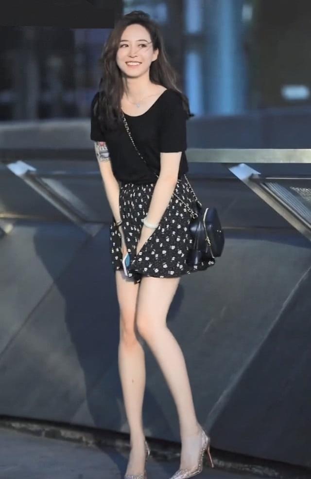 花臂女神表面乖巧,却悄悄带火了这种有点叛逆的“蒜蓉鞋”,潮