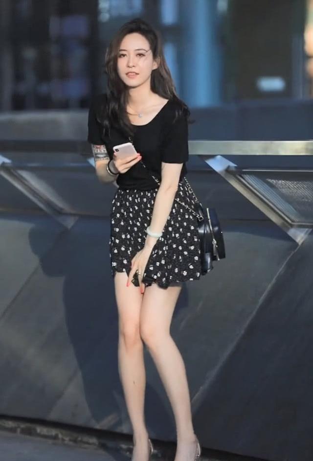 花臂女神表面乖巧,却悄悄带火了这种有点叛逆的“蒜蓉鞋”,潮