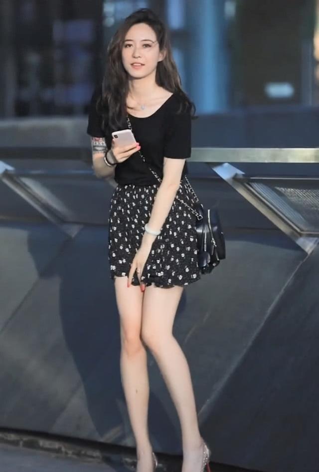 花臂女神表面乖巧,却悄悄带火了这种有点叛逆的“蒜蓉鞋”,潮