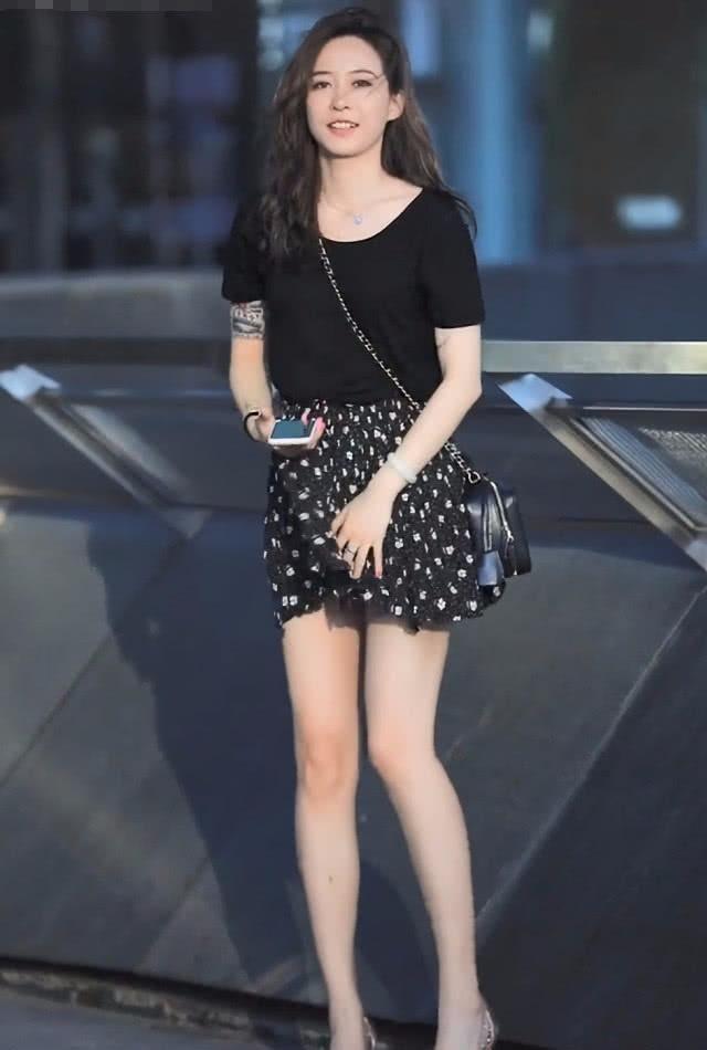 花臂女神表面乖巧,却悄悄带火了这种有点叛逆的“蒜蓉鞋”,潮