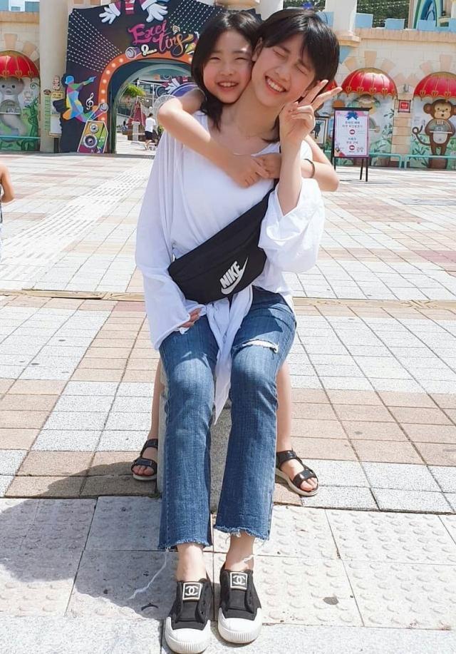 “素媛”小女孩长大了,十三岁腿长过1米2,近照更是美到不敢认