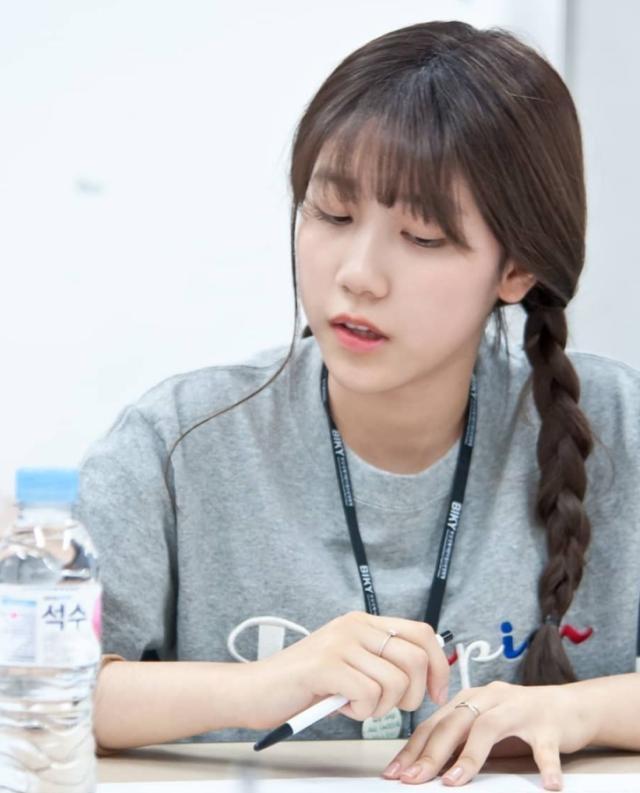 “素媛”小女孩长大了,十三岁腿长过1米2,近照更是美到不敢认