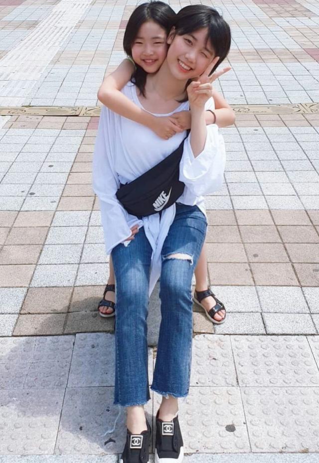 “素媛”小女孩长大了,十三岁腿长过1米2,近照更是美到不敢认