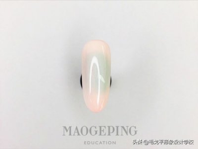 ​温柔美腻的豆沙色美甲，冬季美甲好选择