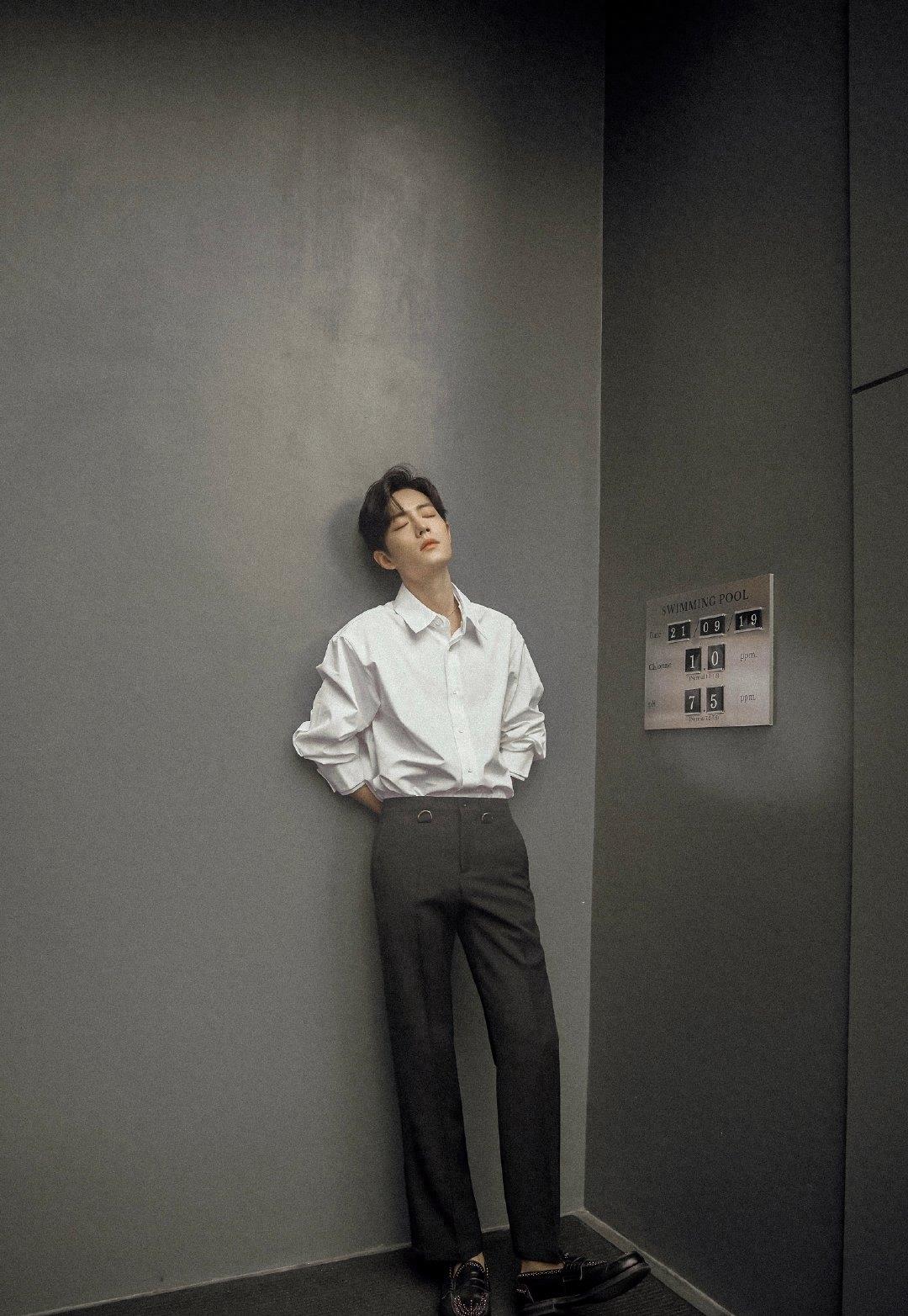 一组肖战的高清无水印壁纸，黑白灰的色调也太高级了吧