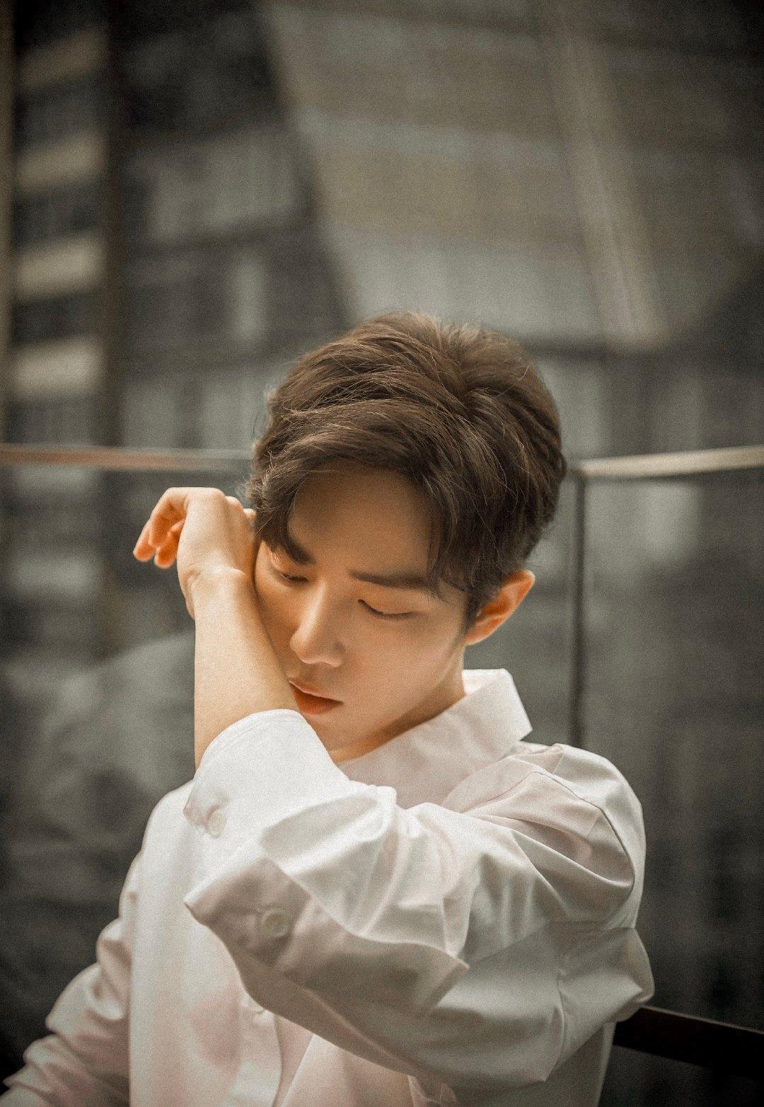 一组肖战的高清无水印壁纸，黑白灰的色调也太高级了吧