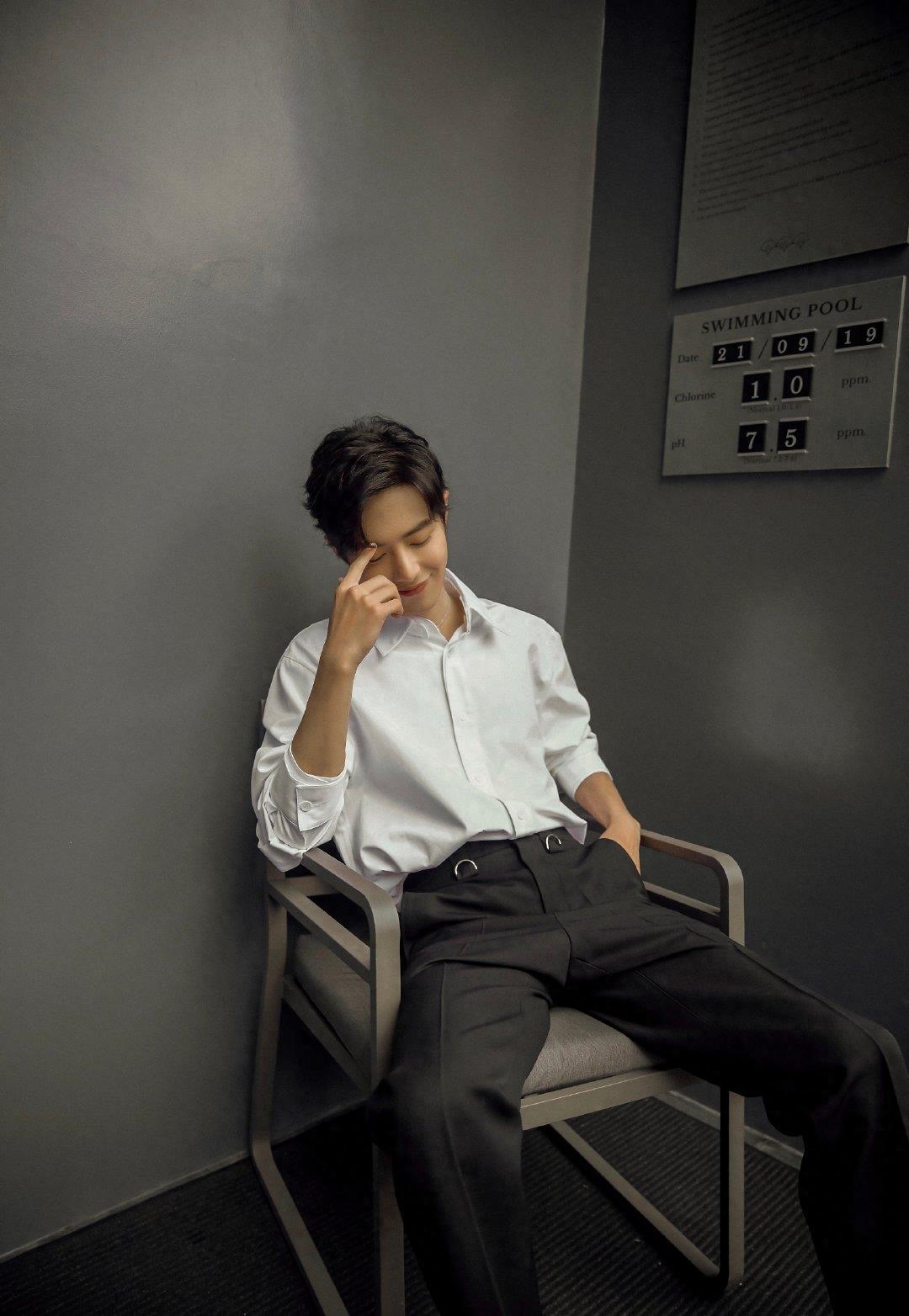 一组肖战的高清无水印壁纸，黑白灰的色调也太高级了吧