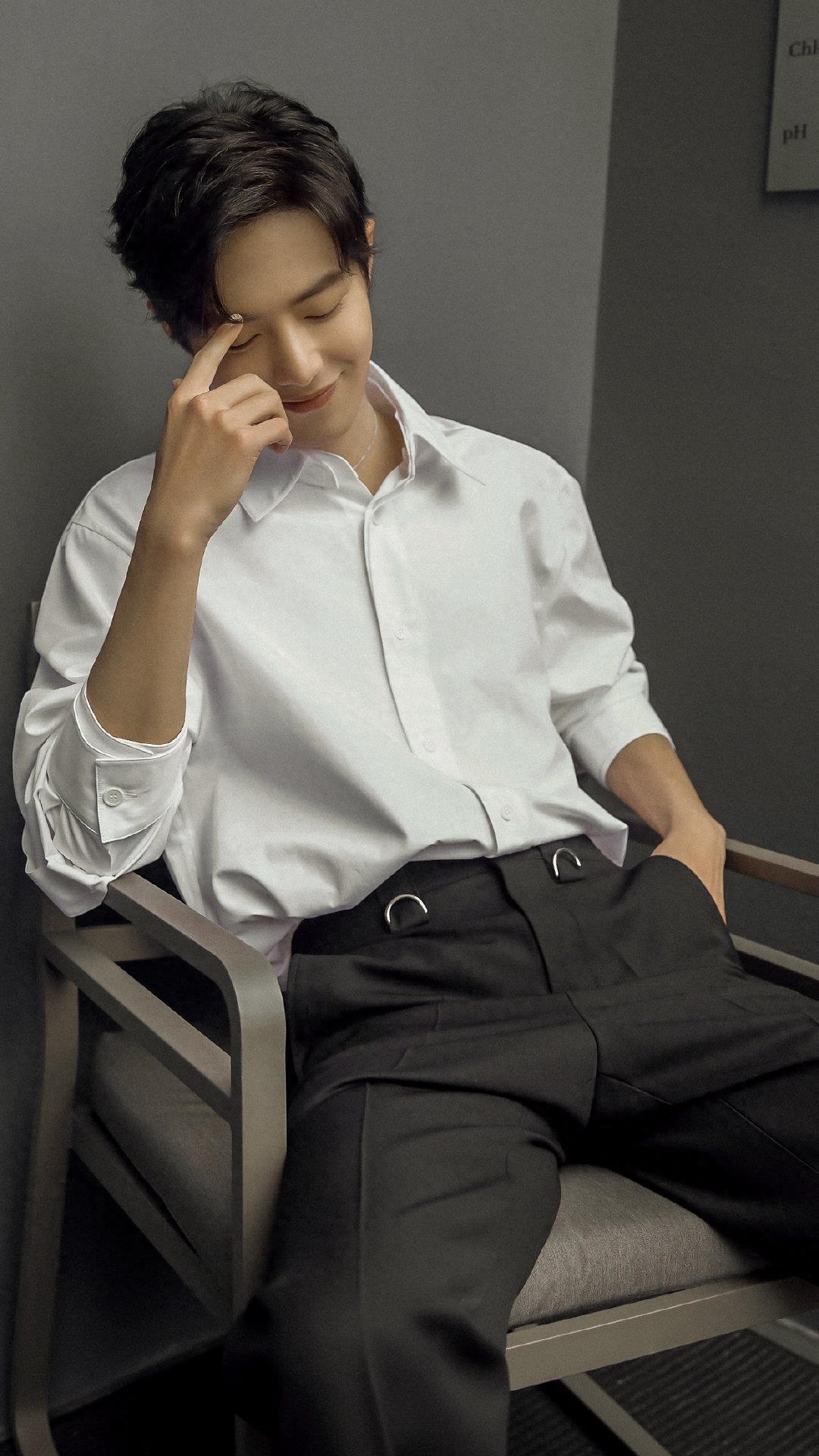 一组肖战的高清无水印壁纸，黑白灰的色调也太高级了吧