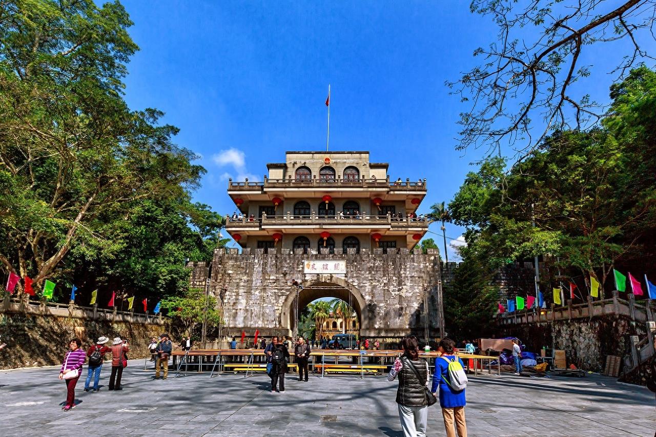 金鸡山公园在福州晋安区金鸡山的东南隅，名胜古迹也很多