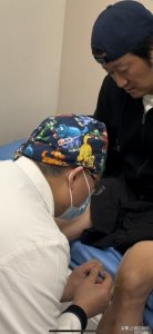 ​吴京的腿怎么了？许多网友纷纷在社交媒体上留言