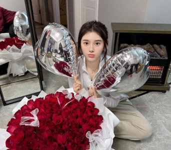 ​吴艳妮疑似微博公布恋情 名牌项链+一大捧玫瑰！遭遇上门求婚？