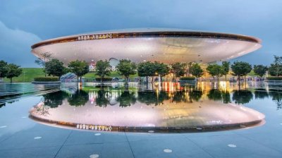 ​梅赛德斯奔驰文化中心一一中国上海建筑之美