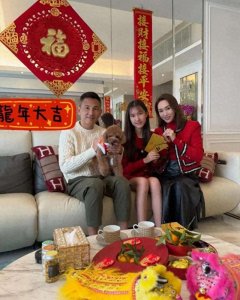 ​郭可盈晒新年全家福，一家三口同框画面温馨，14岁女儿愈发漂亮