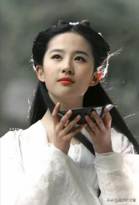 ​刘亦菲版的小龙女自带仙气，一身清冷气质让人狠狠地惊艳到了！