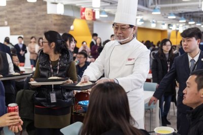 ​联想总裁杨元庆现身食堂为员工小年送鱼