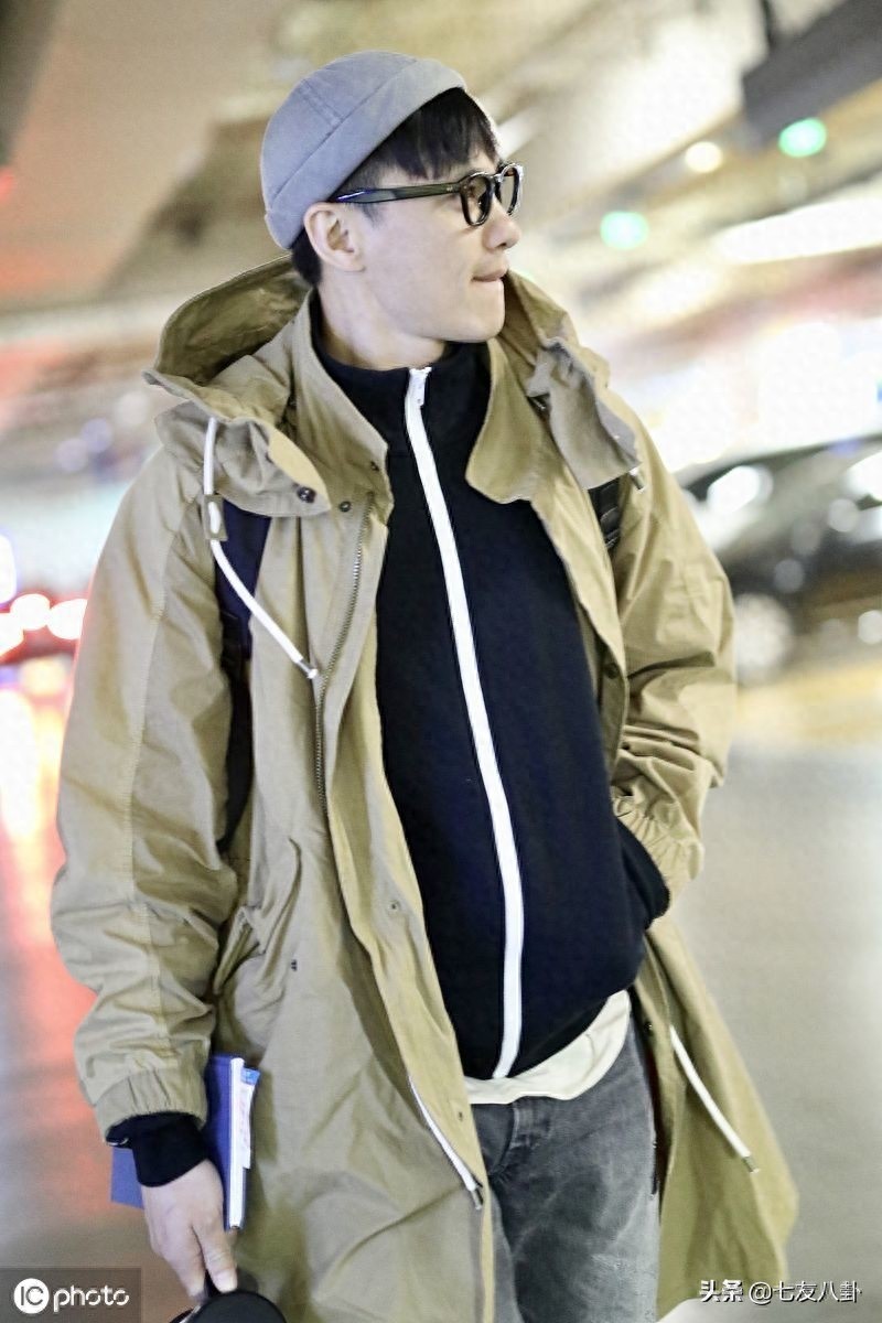 风采依旧！周一围混搭风穿搭不失时尚感，身材挺拔魅力四射