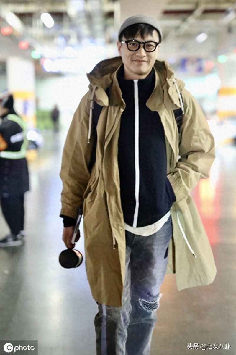 风采依旧！周一围混搭风穿搭不失时尚感，身材挺拔魅力四射