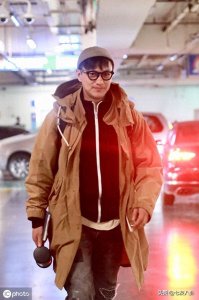 ​风采依旧！周一围混搭风穿搭不失时尚感，身材挺拔魅力四射