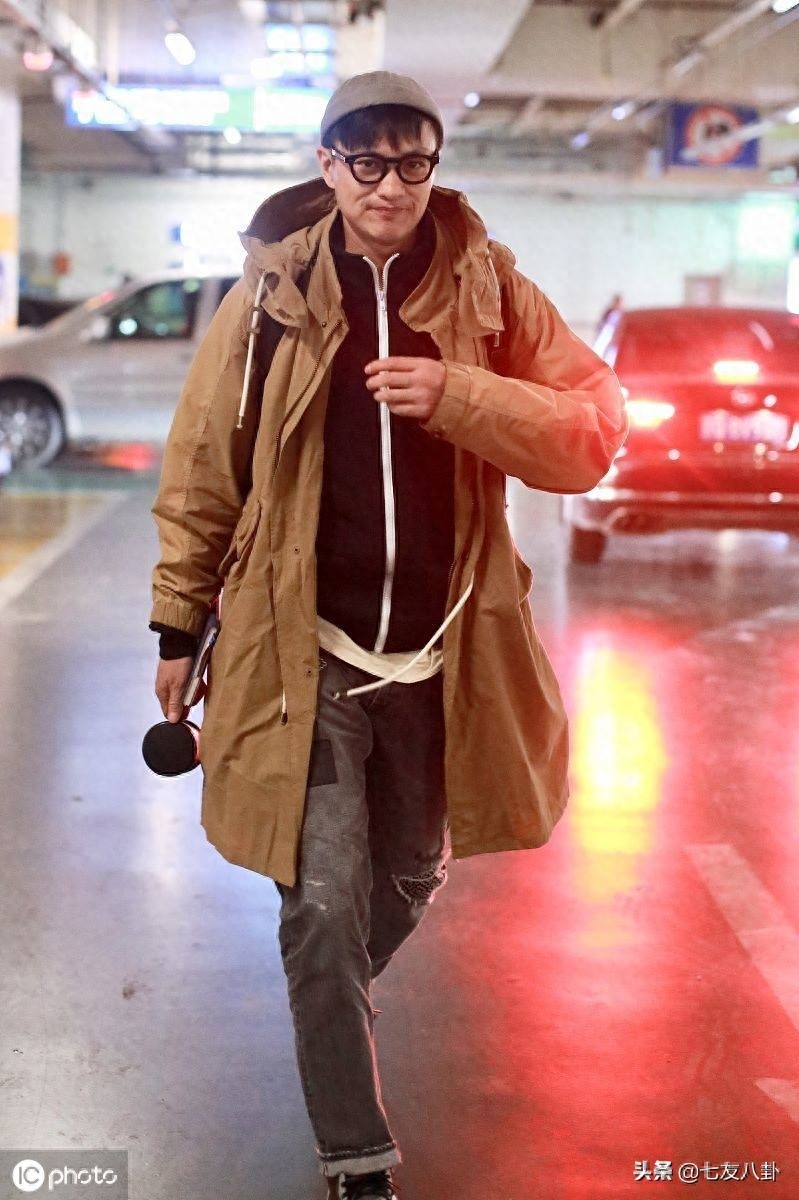 风采依旧！周一围混搭风穿搭不失时尚感，身材挺拔魅力四射