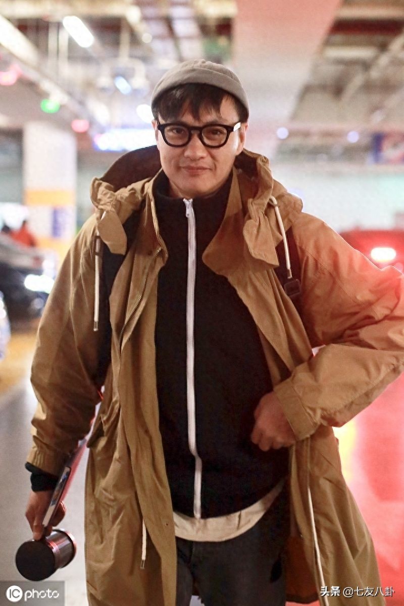 风采依旧！周一围混搭风穿搭不失时尚感，身材挺拔魅力四射