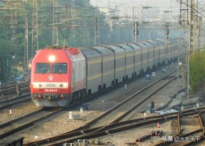 ​从首都北京到海南三亚的旅客列车 与京广老牌特快共用车底