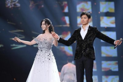 ​范冰冰镶钻长裙高贵华丽露甜美笑颜 携手高云翔深情对唱