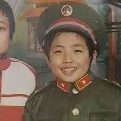 刘国梁童年私房照大曝光，小时候爱穿军装，一身正气