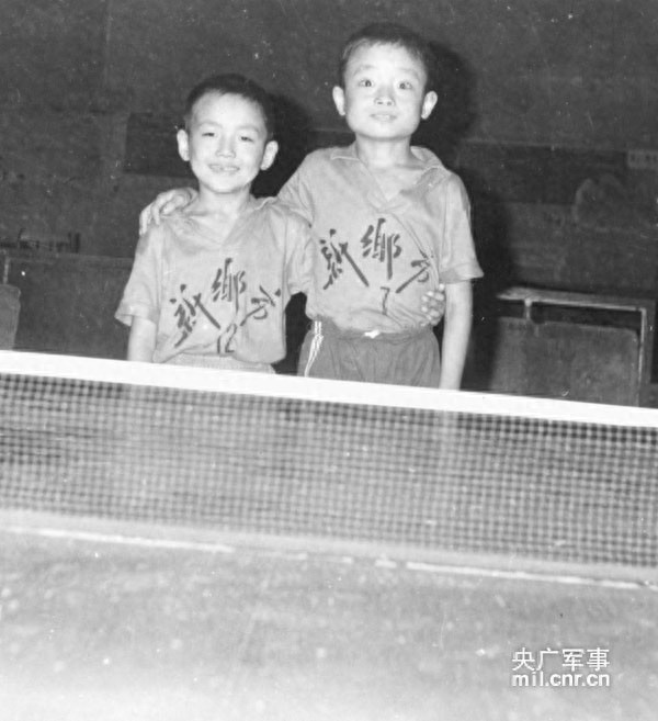 刘国梁童年私房照大曝光，小时候爱穿军装，一身正气