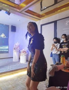 ​51岁钟丽缇脚踩细高跟现身，额头青筋凸起，真实身高意外曝光