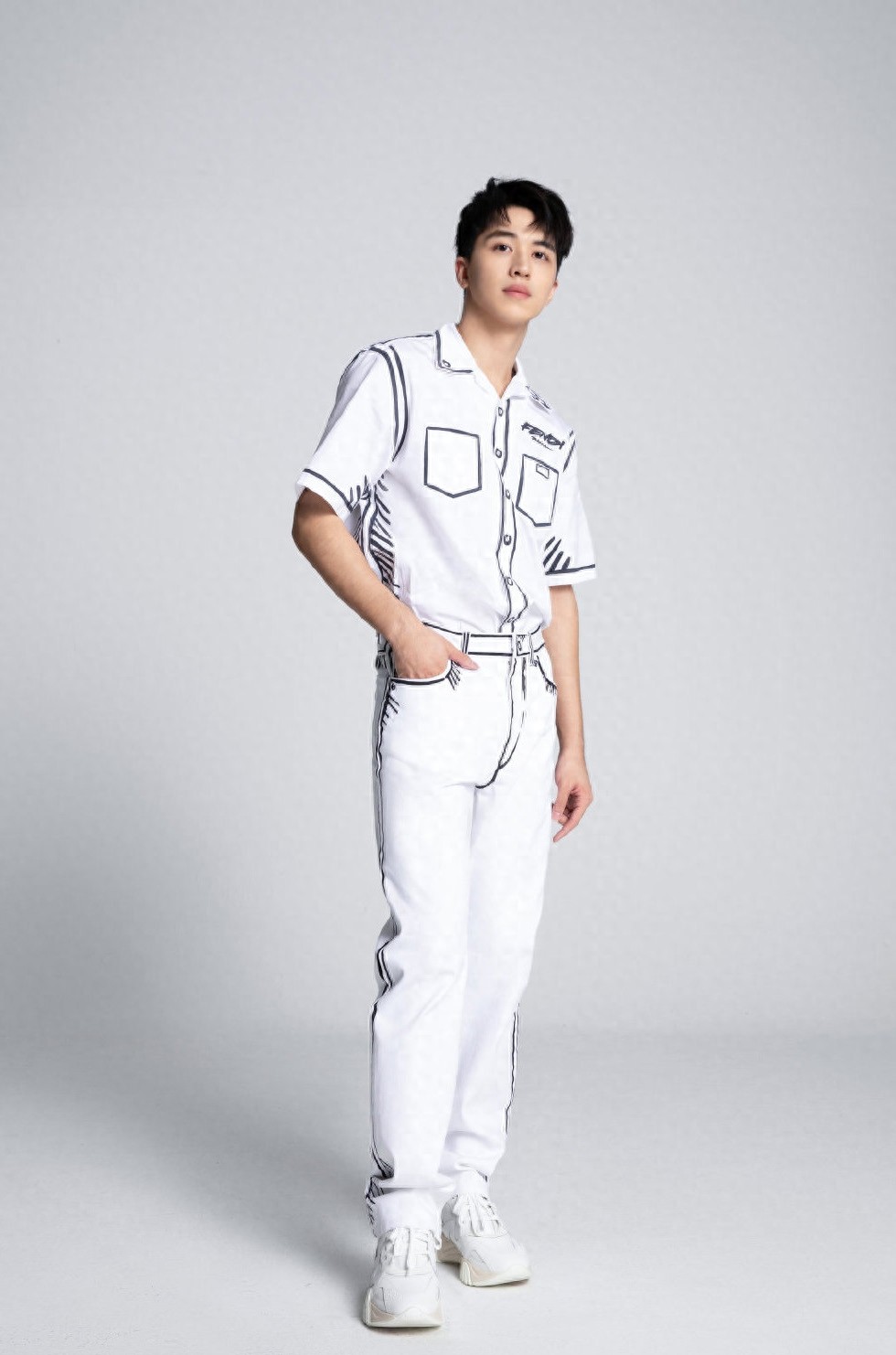 许魏洲 简约帅气写真图片