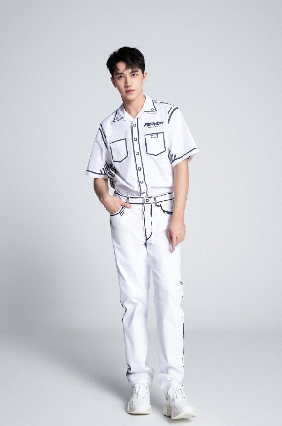 许魏洲 简约帅气写真图片