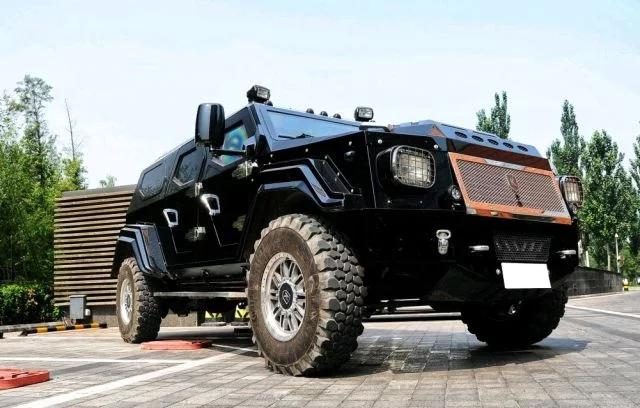 悍马h2硬派越野车（这辆越野车很难开）(3)