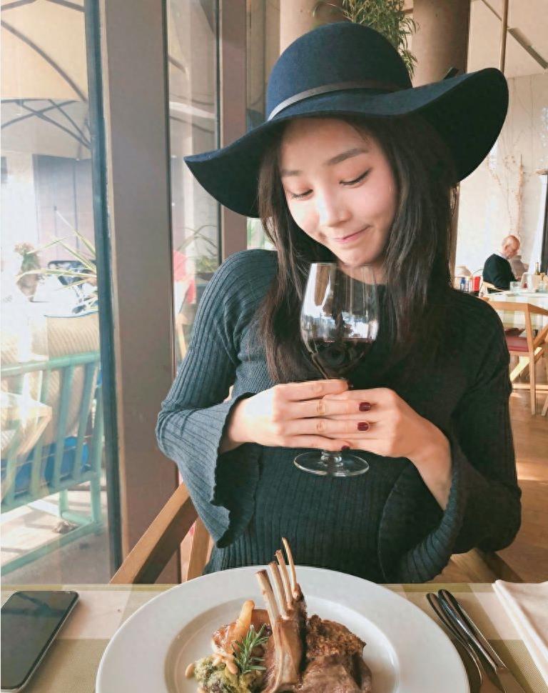 韩国出生、就读中国传媒大学，高中跳级的“雪糕妹妹”李思函近照